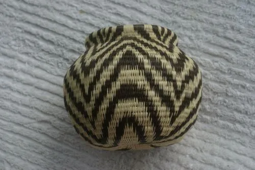 Colorful Highly Collectible & Unique American Indian Wounaan Hösig Di Tightly Woven basket Geometric Earthtones Zigzag Motif 300A2 DARIEN RAINFOREST JUNGLE PANAMA MUSEUM QUALITY MINUTE MINUSCULE WEAVE