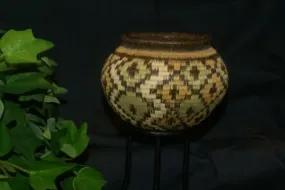 Colorful Highly Collectible & Unique (DARIEN RAINFOREST ART, PANAMA) MUSEUM QUALITY with INTRICATE MINUSCULE WEAVE American Indian Wounaan Hösig Di Basket Finest Artist Diamond Motif 300A28 DESIGNER COLLECTOR DECOR ART