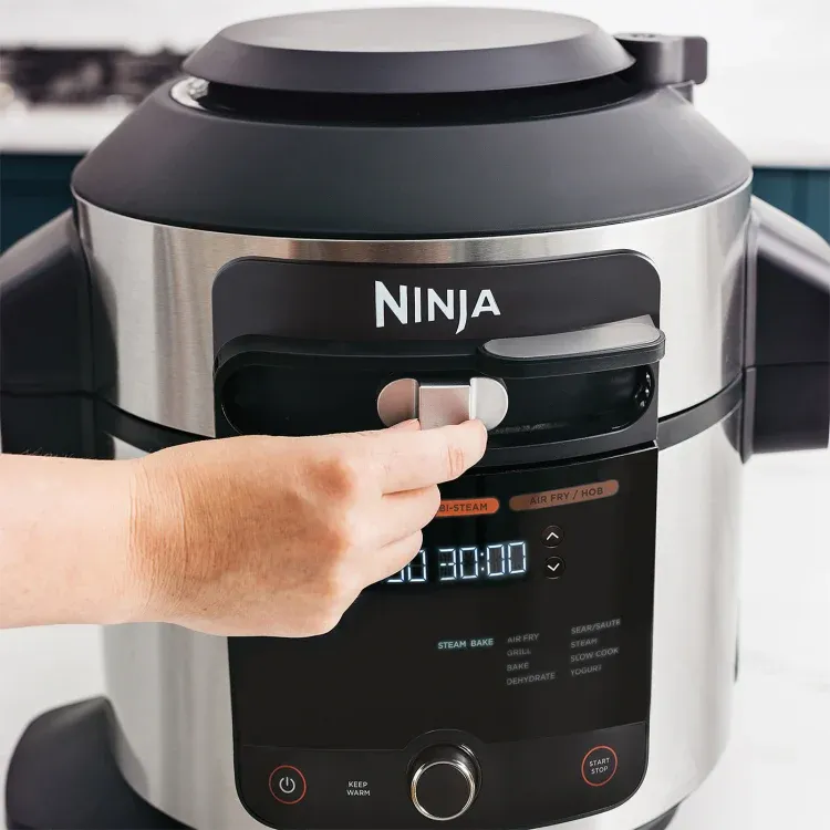 Ninja Foodi 6L 11-in-1 SmartLid Multi-Cooker - Black & Silver | OL550UK